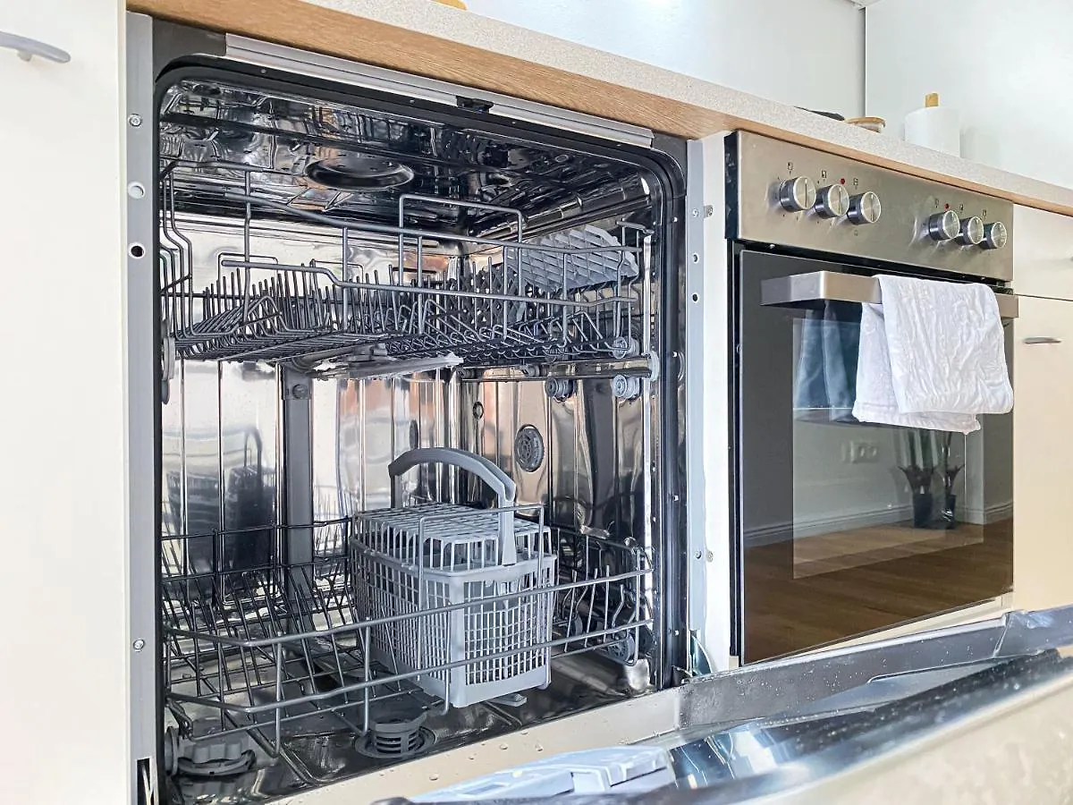 Daire Freundliche Ferienwohnung Mit Regendusche, Kueche, Waschmaschine&Trockner, Tv, Wlan Leipzig