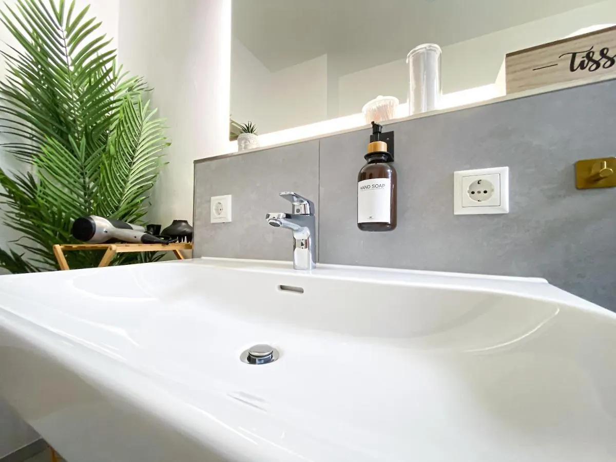 Freundliche Ferienwohnung Mit Regendusche, Kueche, Waschmaschine&Trockner, Tv, Wlan Leipzig